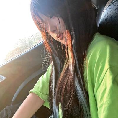 随盲柳入眠的女人